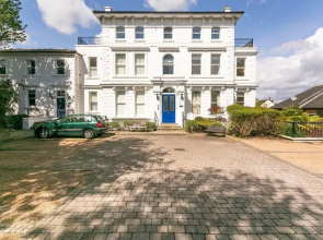 Beautiful 2BR Home in Wimbledon Village W/parking