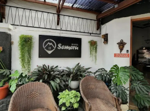 Semeru Hostel Malang - Adults Only