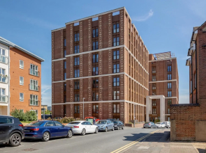 2 Bedroom Top Floor Grosvenor's Luxury Apartment - 5 mins Walk to the Station, Free WiFi
