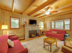 Vintage 'snow White' Cottage ~ 2 Miles to Village!