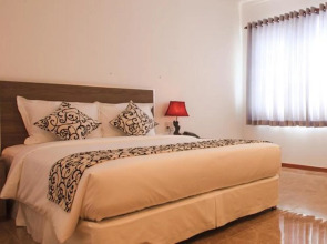 Den Long Do Hotel & Restaurant