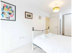 2 BR Modern Flat Near Train Station/central