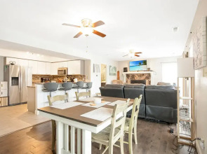 Close to The Strip, Private Dock & Screened Deck!