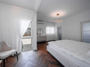 Spacious 4BD House w Pool in Hezliya