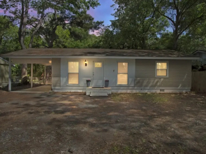Cozy And Peaceful - Great Outdoor Space 3 Bedroom Home by Redawning