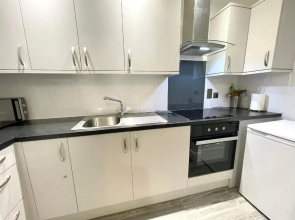 Modern Family Apartment FREE Parking and Gym by Beach