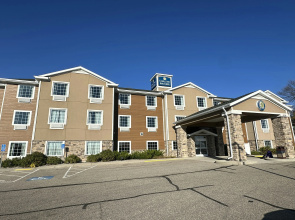 Cobblestone Hotel & Suites - Hutchinson