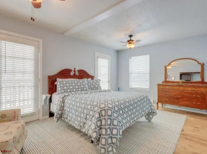 Mountainside Bliss: Red River Getaway w/ Fireplace