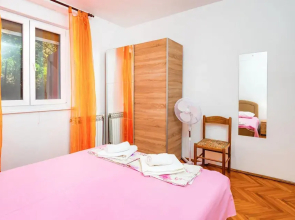 Beautiful Apartment in Supetarska Draga With Wifi and 1 Bedrooms