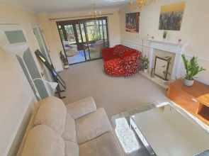 Bright and Spacious Holiday Home in Bradley Stoke