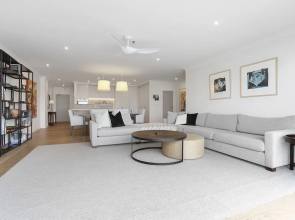 Light and spacious w incredible harbour views
