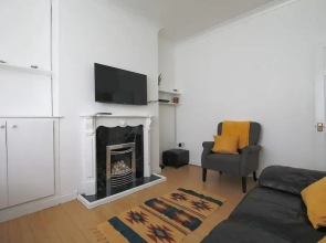 3-bed House in Cardiff With Sky TV & Twin Beds