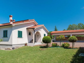 Holiday House OLIVE GROVE with pool and garden