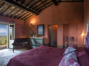 Private villa sleeps 10 with garden and swimming pool-VILLA IL MANDORLO