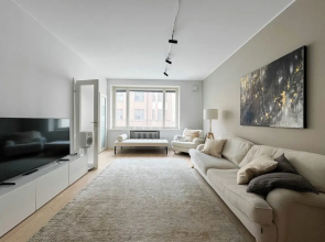 Stylish Downtown 2BR Flat with Sauna and Work Area