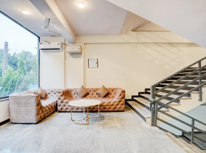 Super Townhouse Preet Vihar Metro Station