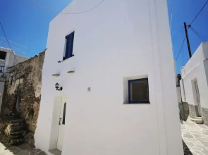 Authentic White House in Paros Lefkes