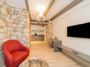 Peaceful Hotel Room Near Hadrian s Gate