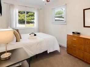 3 bedroom, Manhasset Road