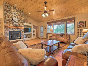 < 4 Mi to Fool Hollow Lake: Cabin w/ Tranquil Deck