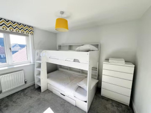 Horley Hideaway - 4 Bedroom House- Sleeps 7