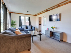 2 Mi to Center City: Charlotte North End Home