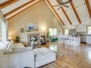 Hot Tub + Balcony: Rainbow Retreat Near Wineries!