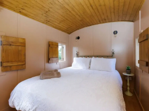 Beautifully Restored WW2 Carriage - Sleeps 6