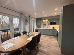 Blue Bridge View - Sleeps 7 With Free Parking