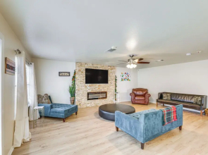 Austin Home w/ Deck - 9 Mi to Zilker Park!
