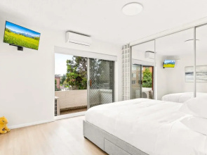 Bright and Convenient Apartment, Close to Shops