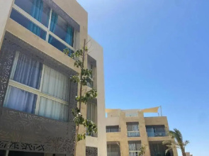 Beautiful modern apartment with access to beach and pools