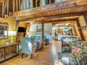 Pet-friendly Lavonia Cabin, Walk to Lake Hartwell!
