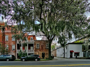 Comfy Carriage House Steps from the River