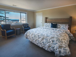 Lakefront Home, Private Hot Tub,marina..