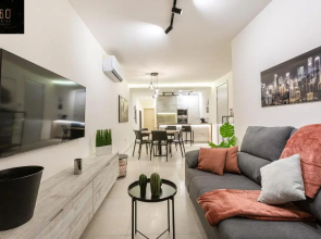 Beautiful, cozy APTs just off the Promenade & WIFI by 360 Estates