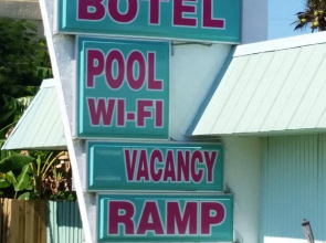 Royal Hawaiian Motel/Botel