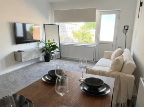 Nottingham 2-bed House, Sleeps 4, Pet Friendly