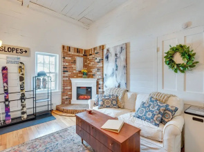 1 Mi to Cranmore Mountain: Charming Conway Apt!