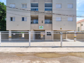 Confortável apartamento com ar, piscina, sacada Gurmet a 1 km da praia Grande