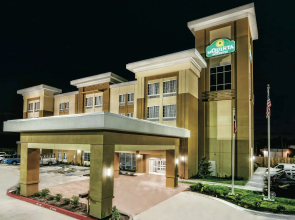 La Quinta Inn & Suites by Wyndham Victoria - South