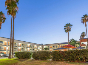 Super 8 by Wyndham Bakersfield/Central