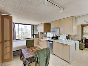 Hawaiian Monarch 1607 Condo by Redawning