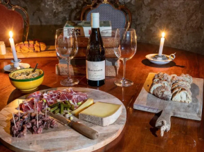 Bacchus Grotto Chambre and Table d'Hote