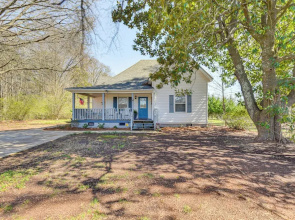 'the Farmhouse' in Fort Lawn w/ Fire Pit & Deck!