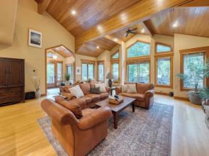 Cedars at Palisades by Avantstay Hot Tub, Resort Access, and Mountain Views