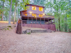 Ridgeview Retreat Seclude Cabin Includes Wifi, Cable, and Charcoal Grill by Redawning