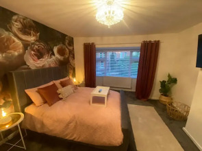 Charming 3-bed House Near Central Manchester