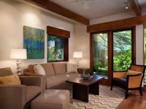 Luxury 1 Bedroom Downtown Aspen Vacation Rental With Access to a Heated Pool, Hot Tubs, Game Room and Spa