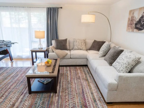 TASTEFUL SPACIOUS 3-BEDROOM HOME WITH HOT TUB ONLY MINUTES FROM DISNEYLAND  (p56)